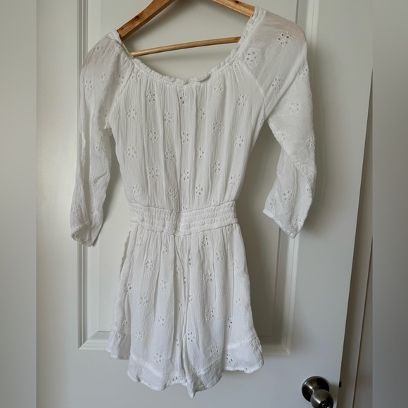 Hollister 3/4 sleeve romper with side pockets. Size XS. - Picture 2 of 4